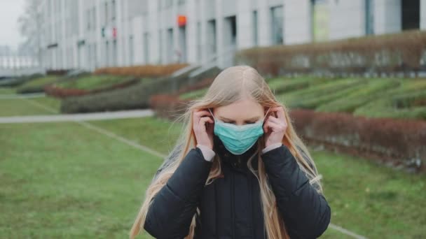 Mujer sintiéndose salvado por ponerse la máscara médica cara — Vídeos de Stock