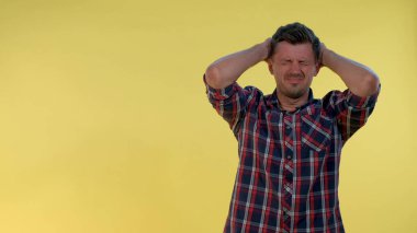 Zeki adamın korkunç bir baş ağrısı var.