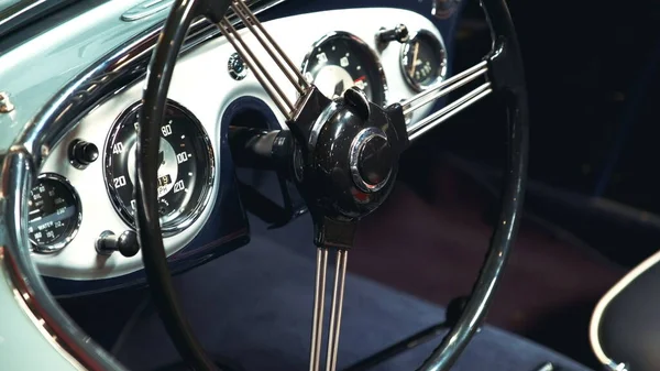 Primer plano del volante de metal negro del vehículo de época —  Fotos de Stock