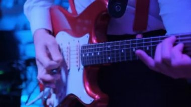 Gece kulübünde elektro gitar çalan adamın elleri..