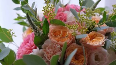 Yüzükler düğün buketinde yatıyor..