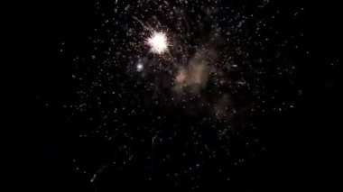 Gece gökyüzünde havai fişek patlamaları.