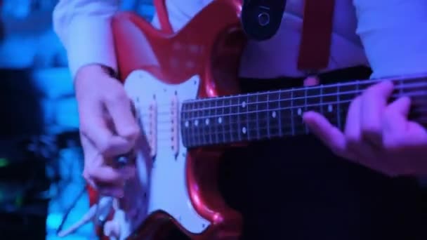 Mãos de homem tocando uma guitarra elétrica na boate . — Vídeo de Stock