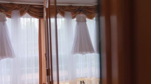 Vestido de noiva é refletido no espelho . — Vídeo de Stock