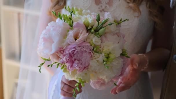 A menyasszony csodálja a gyönyörű esküvői csokrot.. — Stock videók