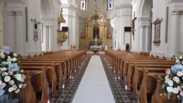 Kilátás a gyönyörű katolikus templom. — Stock videók