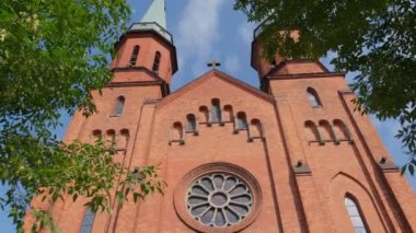 Güneşli bir günde Katolik Kilisesi.