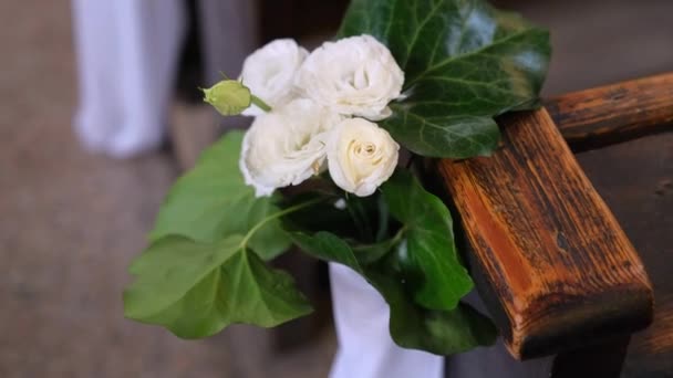 Mały kwiatek jako dekoracja ławki w kościele. — Wideo stockowe