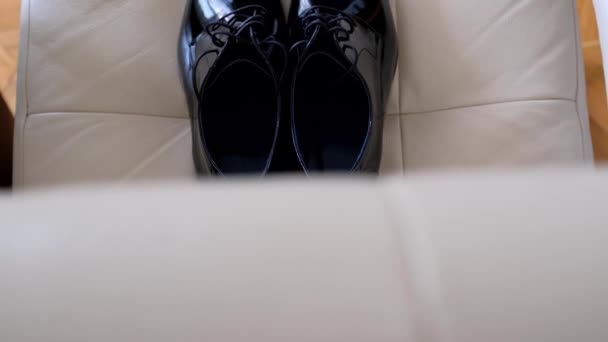 Vue de dessus sur de belles chaussures en cuir verni du marié . — Video