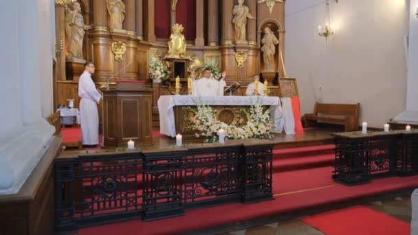 Iglesia Católica. Oración del sacerdote . — Vídeos de Stock