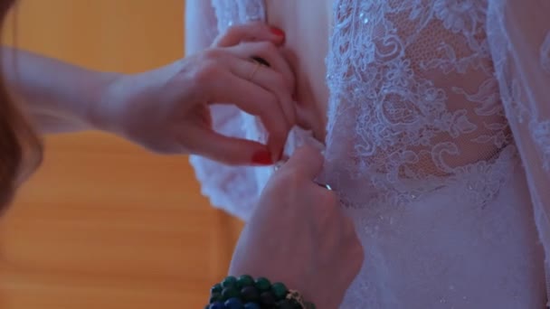 Кнопка на свадебном платье . — стоковое видео