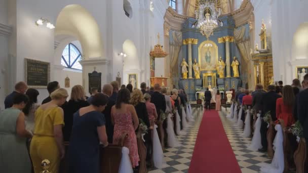 La gente está de pie para orar en la iglesia católica . — Vídeos de Stock