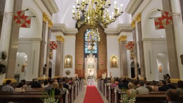 As pessoas estão de pé para orar na igreja católica . — Vídeo de Stock