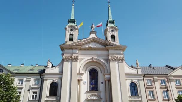 화창 한 날 폴란드 국기가 지붕에 걸려 있는 가톨릭 교회. — 비디오