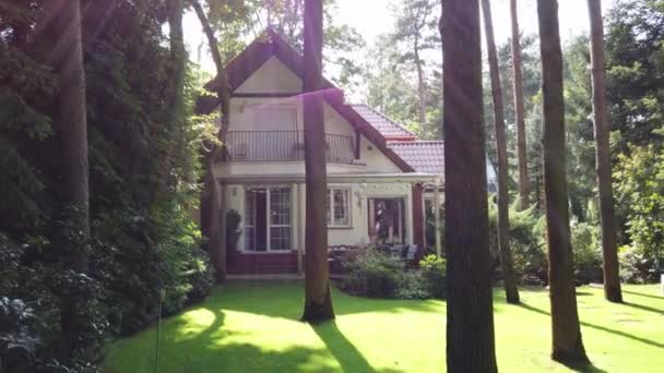 Preciosa casa en el bosque de pinos . — Vídeo de stock