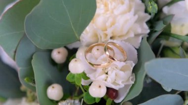 Alyanslar düğün buketinde duruyor..