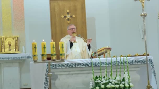 Ιερέας προσεύχεται πάνω από ψωμί και κρασί. — Αρχείο Βίντεο