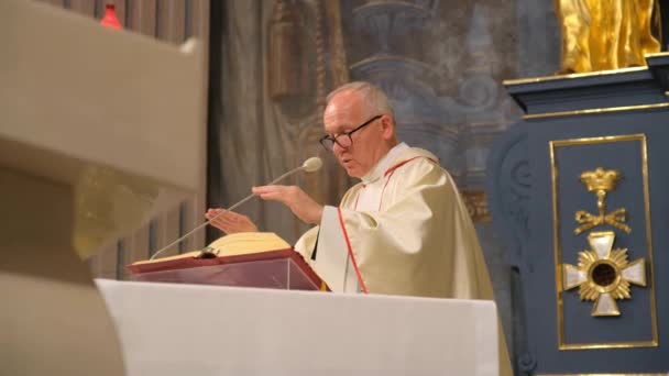 Ksiądz czyta modlitwę w kościele katolickim. — Wideo stockowe
