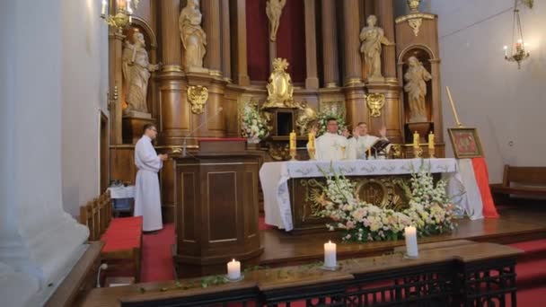 Oración de los sacerdotes en la iglesia católica . — Vídeos de Stock