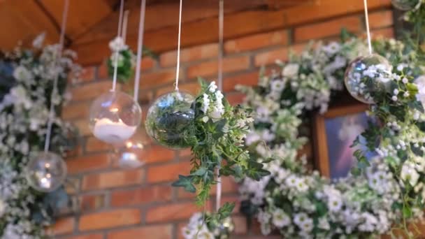 Virágok az üveg kerek váza, mint az esküvői terem dekoráció. — Stock videók