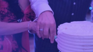 Gelin ve damat pastayı kesiyor..