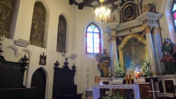 Pequeña iglesia católica con pinturas y estatuas en el interior . — Vídeos de Stock