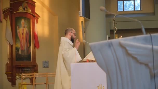Καθολική Εκκλησία. Ο ιερέας διαβάζει μια προσευχή.. — Αρχείο Βίντεο