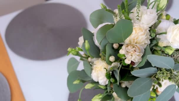 Anneaux de mariage couchés sur le bouquet . — Video