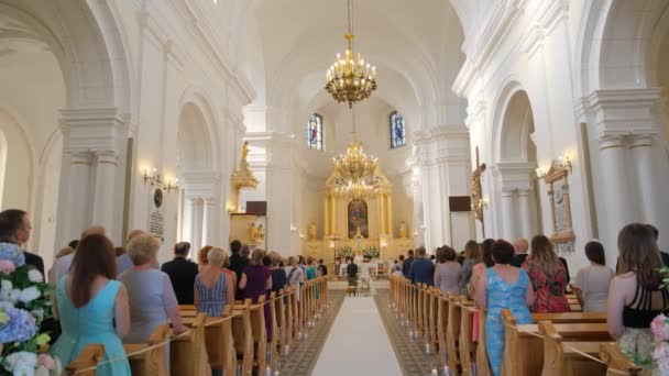 Iglesia Católica. La gente se arrodilla para rezar . — Vídeos de Stock