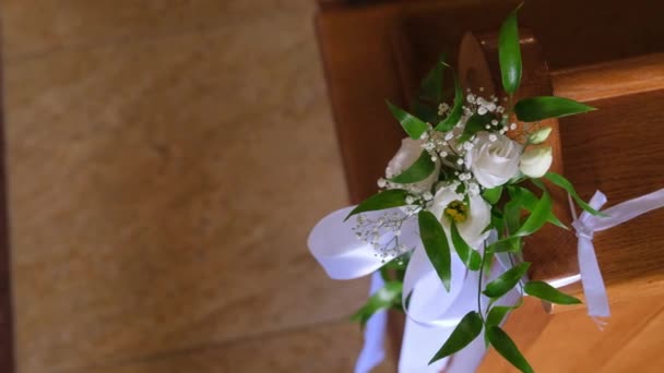 Färsk blomma dekoration på träbänken i kyrkan. — Stockvideo