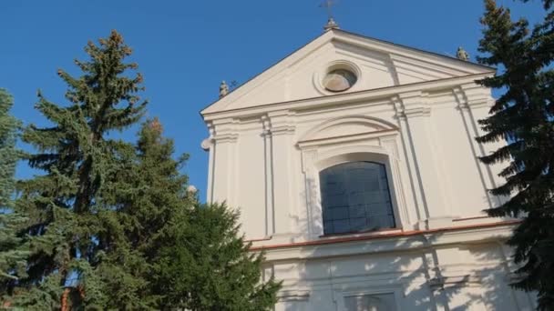 Katolska kyrkan på den soliga dagen. — Stockvideo