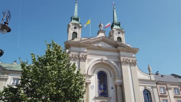 Igreja com bandeira polonês no telhado . — Vídeo de Stock