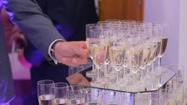Gäster tar glas med champagne. — Stockvideo