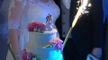 Güzel düğün pastası ve yanan mumlar..
