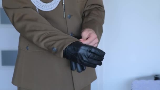 Військовий наречений одягає шкіряні рукавички . — стокове відео