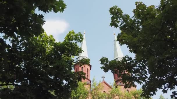 Två stora kupoler av den katolska kyrkan med korset på taket. — Stockvideo