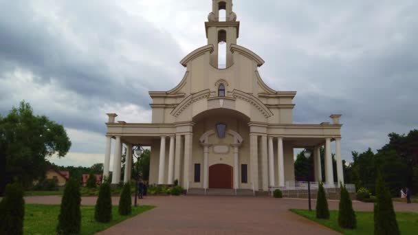 Chiesa cattolica edificio nella giornata nuvolosa . — Video Stock