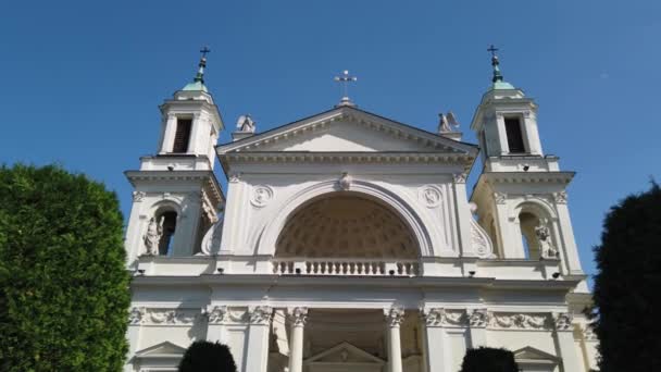 Chiesa cattolica nella giornata di sole . — Video Stock