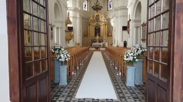 Entrada a la Iglesia Católica . — Vídeos de Stock