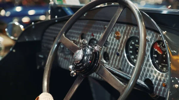 Volante de coche de época. Primer plano —  Fotos de Stock