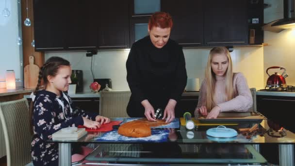 Mulheres fazendo biscoitos de gengibre na cozinha em casa — Vídeo de Stock