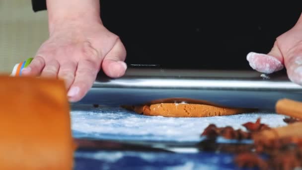 Cierre de la masa rodante con un rodillo para hacer galletas de jengibre . — Vídeos de Stock