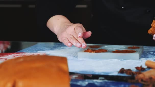 Primer plano de las manos de las mujeres que trabajan en galletas de jengibre — Vídeos de Stock