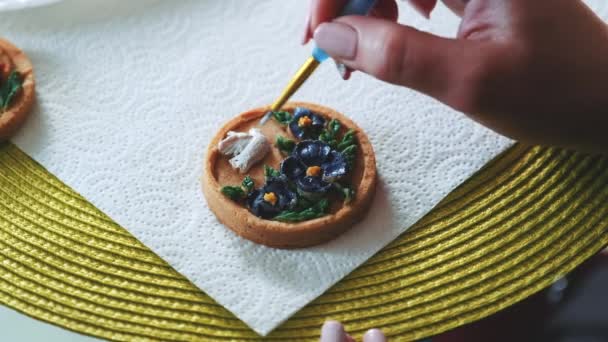 Καταπληκτική τεχνική διακόσμησης μπισκότων με ειδικό πινέλο και χρώματα φαγητού — Αρχείο Βίντεο