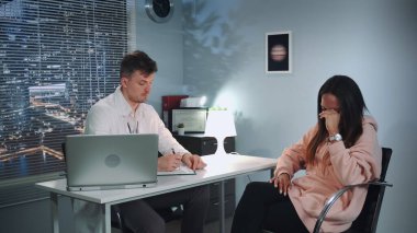 Afrikalı Amerikalı kadın psikolog terapi seansında ağlamaya başladı.