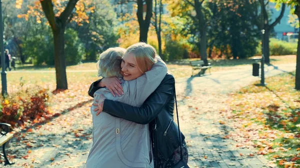 공원에서 할머니와 손녀가 서로 껴안고 있다 — 스톡 사진
