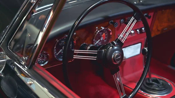 Interior rojo del viejo vehículo vintage —  Fotos de Stock