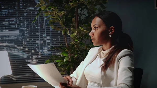 Mulher de negócios afro-americana bonita explicando o texto do contrato no escritório — Fotografia de Stock