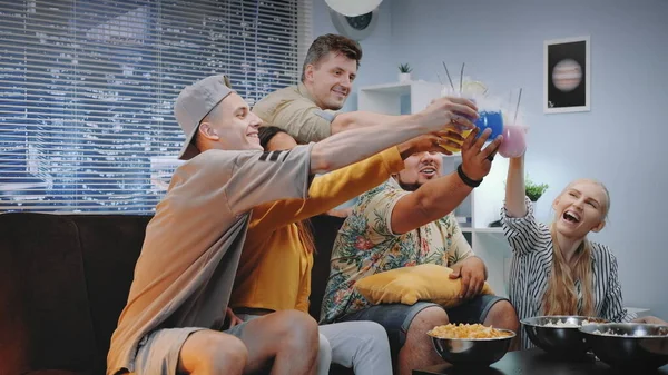 Attractive boys and girls cheers with each other with dry ice cocktails — Stock Photo, Image
