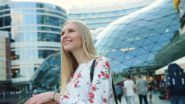 Modern şehirde hayret verici bir kadın.